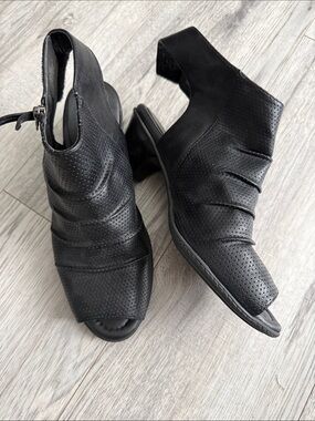 Women’s Black Peep-Toe Slingback Heels/Shooties